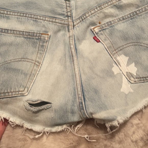 ✨womens denim Levi’s shorts with cross stamp✨ - Picture 6 of 6